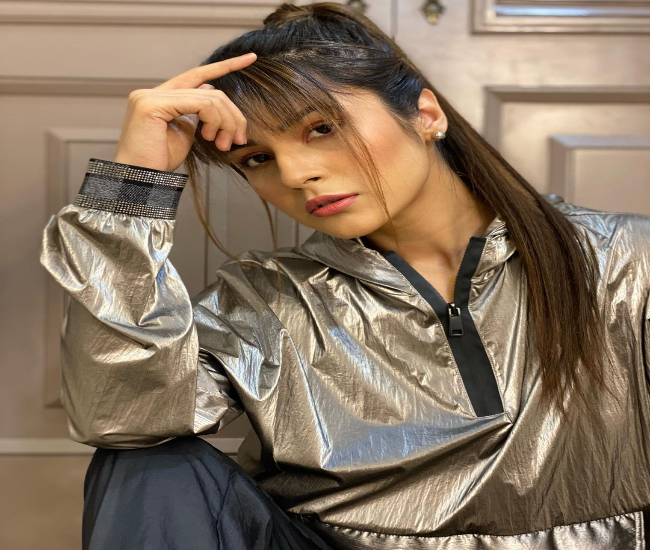 Shehnaaz Gill के नए लुक पर फिदा हुए फैंस, देंखे वायरल तस्वीरें  